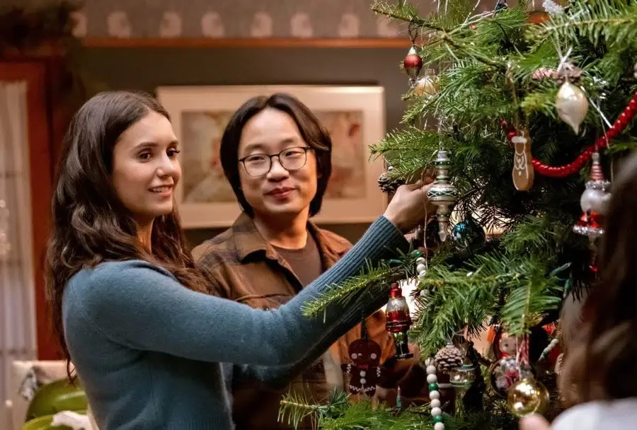 Netflix's “Love Hard” misses the rom in rom-com – The Hawk Eye