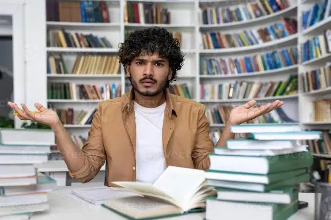 insatisfecho y frustrado estudiante molesto a concentrado y preparar para examen por él mismo, hombre sentado en biblioteca cansado difícil a estudiar y aprender material solo. 49342065 Foto de stock en Vecteezy